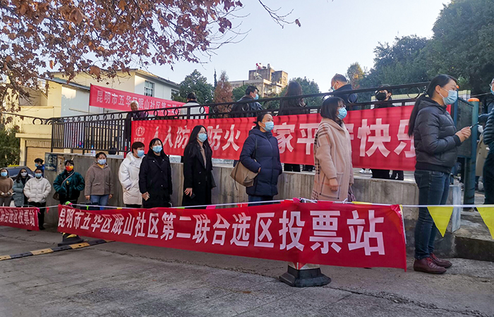（小圖）按照“一米線(xiàn)”安全距離有序排隊(duì).jpg
